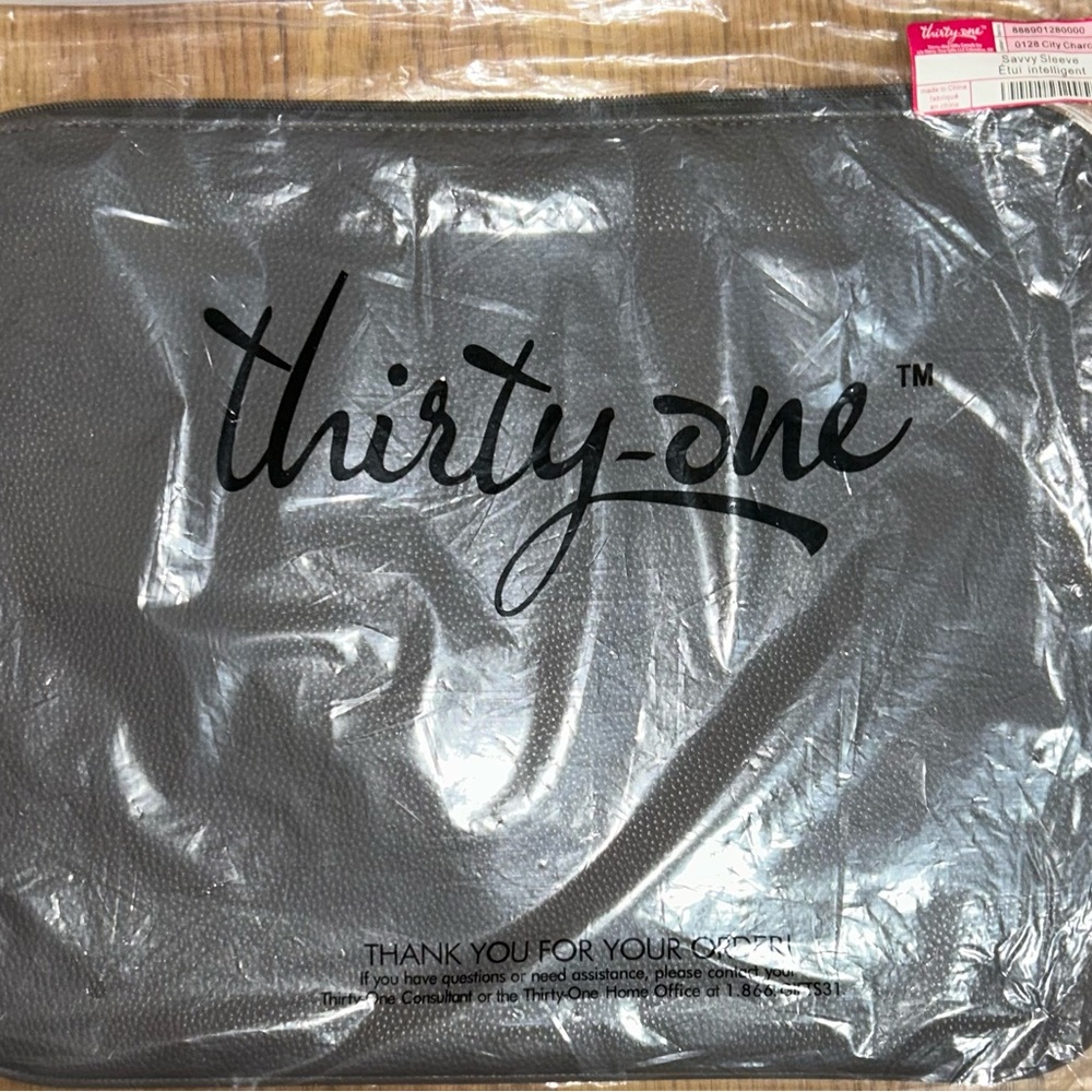 Thirty One Savvy Sleeve in City Charcoal Pebble